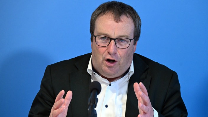 10.10.2024, Nordrhein-Westfalen, Duisburg: Oliver Krischer, (Bündnis 90/Die Grünen), Minister für Umwelt, Naturschutz und Verkehr des Landes Nordrhein-Westfalen spricht bei einer Pressekonferenz