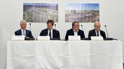 Umweltminister Oliver Krischer, B’90/Grüne (2. v. r.), berichtet bei einer Pressekonferenz von Fortschritten im Hochwasserschutz