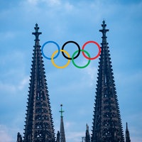 Bildmontage von den Spitzen des Kölner Doms zwischen denen die olympischen Ringe platziert sind
