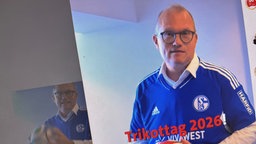FC-Köln-Anhänger Jochen Ott (SPD) im Schalke-Trikot