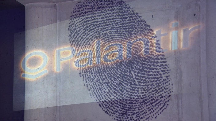Durscheinend eien Fingerabdruck über dem durchscheinend das Palantir Logo liegt.
