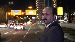 Parham Rahimdezfooli abends in einer Innenstadt in NRW