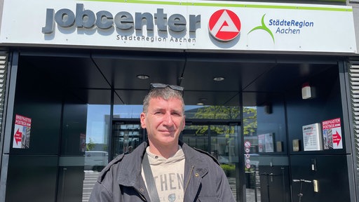 Patrick Schlosinski vor dem Jobcenter StädteRegion Aachen