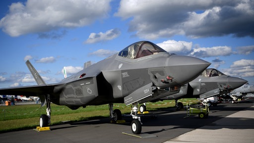  F-35 Tarnkappenjets der Rüstungsschmiede Lockheed Martin aus den USA mit einem Radargerät des Rüstungsunternehmens Hensoldt sind bei der Raumfahrtausstellung (ILA) ausgestellt. 
