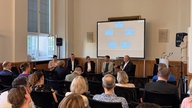 Podiumsdiskussion zum Thema Deepfakes-Einsatz