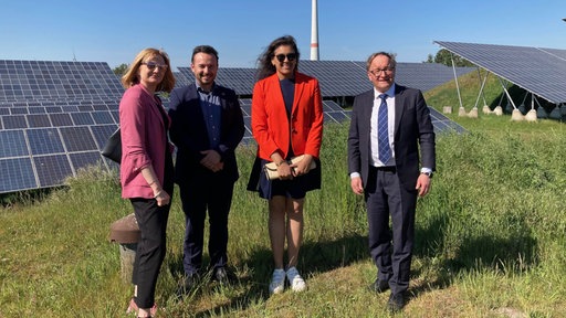 U.S. Generalkonsulin Preeti V. Shah (2.v.r.) zu Gast bei Bürgermeister Tobias Lehberg (rechts) im Bioenergiepark Saerbeck