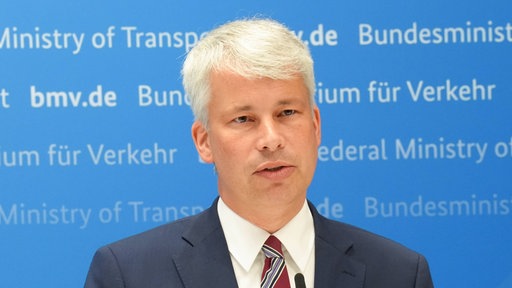 Steffen Bilger im Portrait bei der Pressekonferenz des Spitzengesprächs Niedrigwasser im Zusammenhang mit dem Rhein-Niedrigwasser im Bundesministerium für Verkehr in Bonn