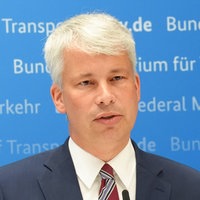 Steffen Bilger im Portrait bei der Pressekonferenz des Spitzengesprächs Niedrigwasser im Zusammenhang mit dem Rhein-Niedrigwasser im Bundesministerium für Verkehr in Bonn