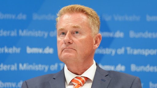 Jens Schwanen im Portrait bei der Pressekonferenz im Nachgang des Spitzengespräch Niedrigwasser im Zusammenhang mit dem Rhein-Niedrigwasser im Bundesministerium für Verkehr, Bonn
