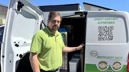 Schädlingsbekämpfer Guido Preker bei der Arbeit