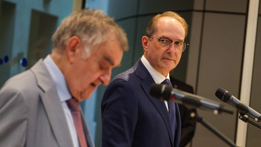 Dobrindt und Reul bei der Pressekonferenz zur Entwicklung nach den Angriffen auf das Stromnetz in Nordrhein-Westfalen. 