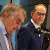 Dobrindt und Reul bei der Pressekonferenz zur Entwicklung nach den Angriffen auf das Stromnetz in Nordrhein-Westfalen. 