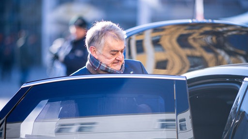 Reul steigt in seinen Dienstwagen