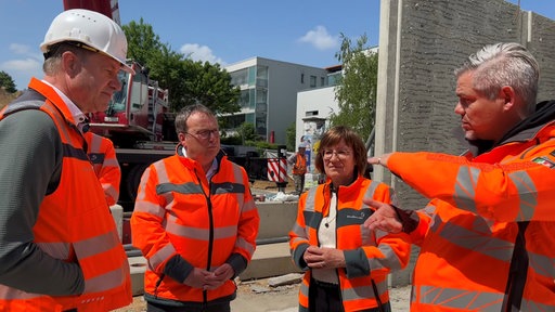 NRW-Verkehrsminister Oliver Krischer (Grüne) auf der Brückenbaustelle an der L142 in Neuss-Erftal 