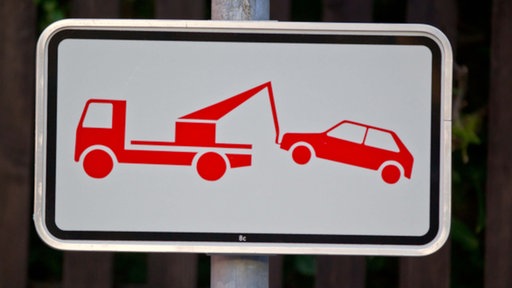 Ein Schild weist darauf hin, dass falsch geparkte Pkws abgeschleppt werden. Trotz einer nur mäßigen Zunahme der Zahl der Autos in Hamburg sind die Einnahmen der Stadt aus den Parkgebühren in den vergangenen zehn Jahren steil angestiegen.