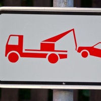 Ein Schild weist darauf hin, dass falsch geparkte Pkws abgeschleppt werden. Trotz einer nur mäßigen Zunahme der Zahl der Autos in Hamburg sind die Einnahmen der Stadt aus den Parkgebühren in den vergangenen zehn Jahren steil angestiegen.