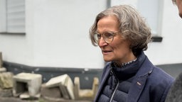 Landesbauministerin Ina Scharrenbach (CDU) bei Kontrollen vor einer Schrottimmobilie in Hagen