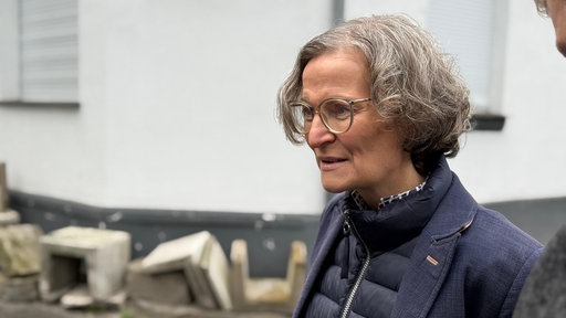 Landesbauministerin Ina Scharrenbach (CDU) bei Kontrollen vor einer Schrottimmobilie in Hagen