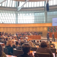 Schüler und Schülerinnen treffen Schulministerin Feller im Landtag