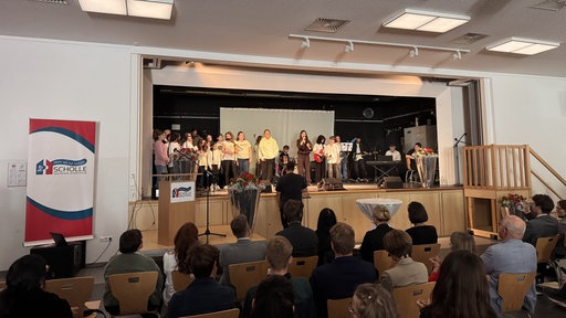 Die Feierstunde in der Geschwister-Scholl-Schule in Solingen. Richterin Wallrabenstein beantwortet Schüler Fragen