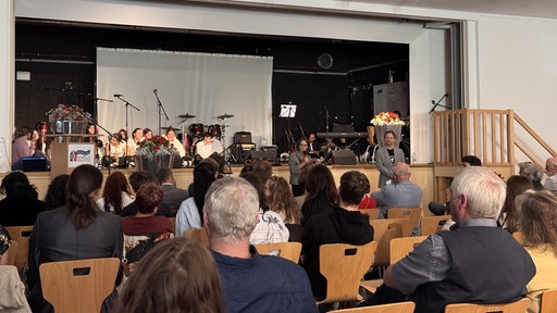 Die Feierstunde in der Geschwister-Scholl-Schule in Solingen. Richterin Wallrabenstein beantwortet Schüler Fragen