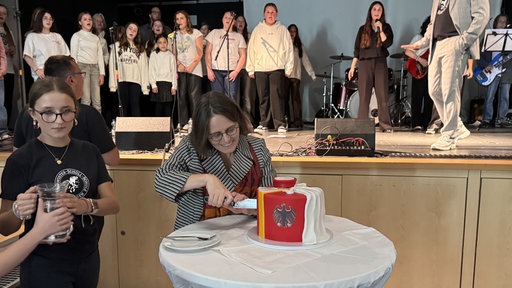 Richterin Astrid Wallrabenstein schneidet die Torte des Bundesverfassungsgerichts an