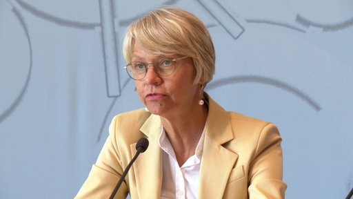 Schulministerin Dorothee Feller im gelben Blazer
