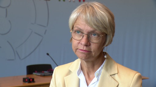 Schulministerin Dorothee Feller im gelben Blazer