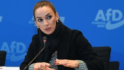 Enxhi Seli-Zacharias, stellvertretende Vorsitzende der AfD Fraktion, bei einer Pressekonferenz im NRW-Landtag am 7. Oktober 2025