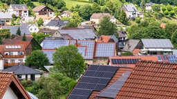 06.06.2025, Nordrhein-Westfalen, Borchen: Viele Häuser im Ortskern von Etteln sind mit Solaranlagen auf den Dächern ausgestattet.