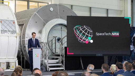 Raumfahrtkonferenz SpaceTech.NRW in Köln - 30.04.2025 Keynote von NRW Ministerpräsident Hendrik WÜST CDU - Die erste SpaceTech.NRW-Raumfahrtkonferenz findet in Köln statt. Organisiert wird die Veranstaltung von der Landesregierung mit der ESA und dem DLR.