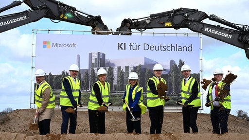 Ministerin Mona Neubauer und Microsoft Chefin Agnes Heftberger beim symbolischen Spatenstich für das Microsoft Rechenzentrum in Bergheim