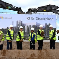 Ministerin Mona Neubauer und Microsoft Chefin Agnes Heftberger beim symbolischen Spatenstich für das Microsoft Rechenzentrum in Bergheim