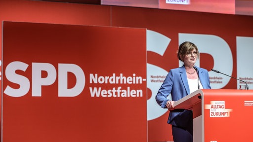 Sarah Philipp spricht auf dem Parteitag in Duisburg