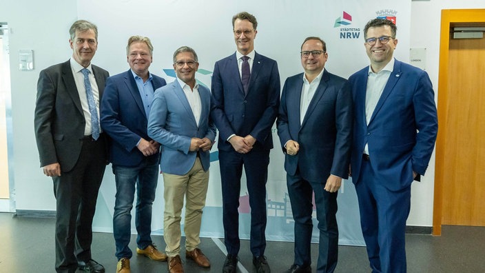 Mitgliederversammlung des Staedte- und Gemeindebundes NRW am 10.06.2026 in der Luise-Albertz-Halle in Oberhausen V.l.n.r.: Christian Schuchardt, Thorsten Berg, Marc Herter, Hendrik Wuest, Thomas Kufen, Christian Kuesters