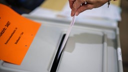Wahlurne zur Stichwahl 2025 in NRW