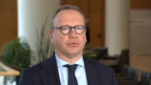NRW-Justizminister Dr. Benjamin Limbach im Landtag im Interview