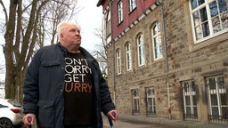 Thomas Frauendienst, Betroffener, vor Johanna-Helenen-Haus in Volmarstein