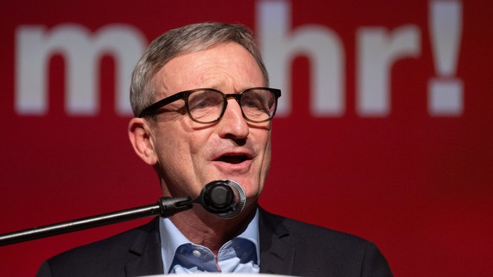 Thomas Geisel (BSW) am Mikro einer Parteiveranstaltung