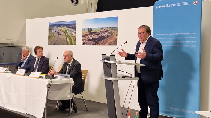 NRW-Umweltminister Oliver Krischer (Grüne) bei einem Hochwasserschutz-Termin in Aachen