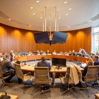 Blick in den Sitzungsraum des Untersuchungsausschuss zum Oberverwaltungsgericht