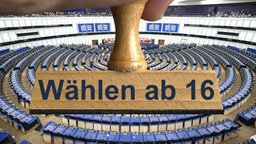 Ein Stempel mit "Wählen ab 16" vor dem Plenarsaal des EU-Parlaments in Strassburg