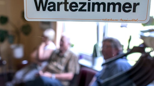 Wartezimmer überfüllt (Symbolbild)