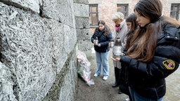 Ministerin Feller (CDU) und Schüler besuchen Auschwitz