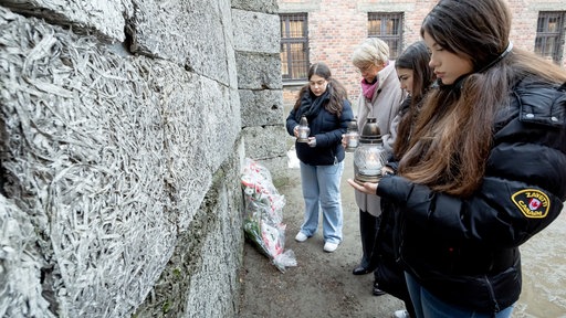 Ministerin Feller (CDU) und Schüler besuchen Auschwitz