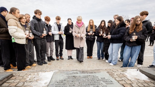 Ministerin Dorothee Feller (CDU) und Schüler in Auschwitz