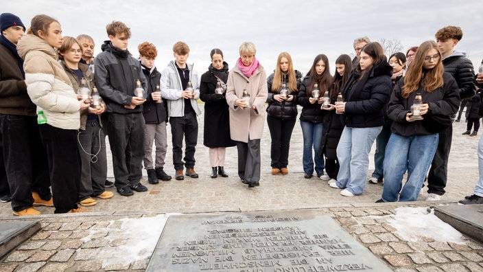 Ministerin Dorothee Feller (CDU) und Schüler in Auschwitz