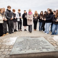 Ministerin Dorothee Feller (CDU) und Schüler in Auschwitz