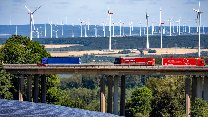Autobahn A44, Talbrücke Ottensgrund östlich vom Autobahnkreuz Wünnenberg-Haaren, beim Ortsteil Haaren, Solarpark, Photovoltaik Park, Windparks zwischen Paderborn und Lichtenau, LKW Verkehr, NRW, Deutschland,