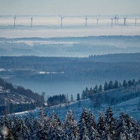 Windräder ragen vom Kahlen Asten aus gesehen aus dem Nebel.